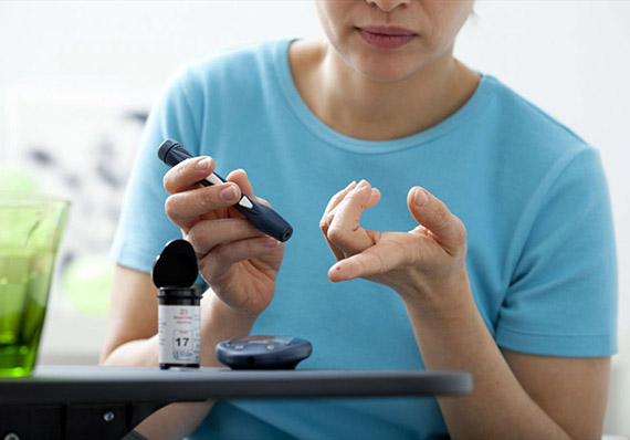 Persona preparando una comida equilibrada con alimentos naturales y variados